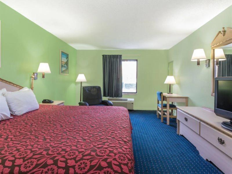 Days Inn By Wyndham Panama City/Callaway Екстер'єр фото