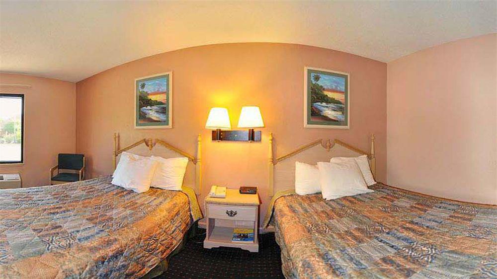 Days Inn By Wyndham Panama City/Callaway Екстер'єр фото